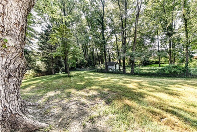 Building Photo - Spacious 4 Bed 2/2 Bath Home with Park-Lik...