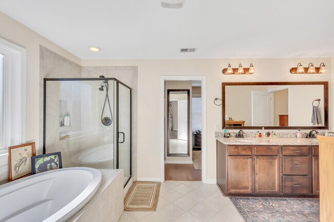 Building Photo - Gigantic Gorgeous Home in Pooler!