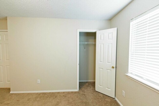 Building Photo - 1118 Water Oak Way