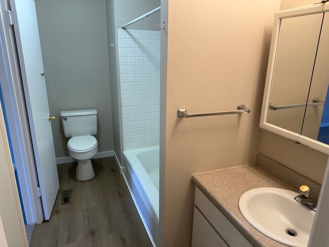 Building Photo - Spacious 2-bed, 1.5-bath Townhouse-Delivers Comfort & Convenience