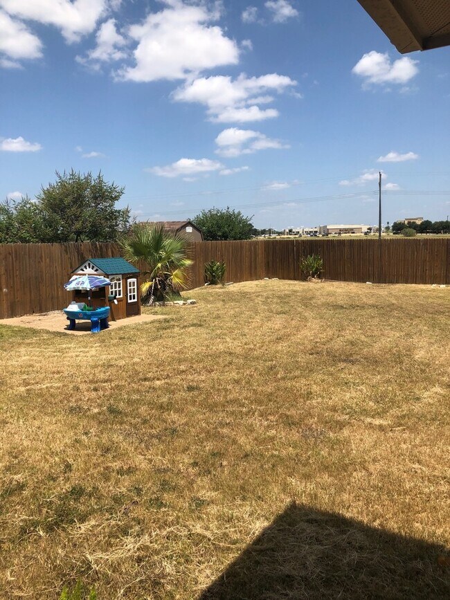 Building Photo - BEAUTIFUL 4 BEDROOMS / 2 BATH HOME IN HUNT...