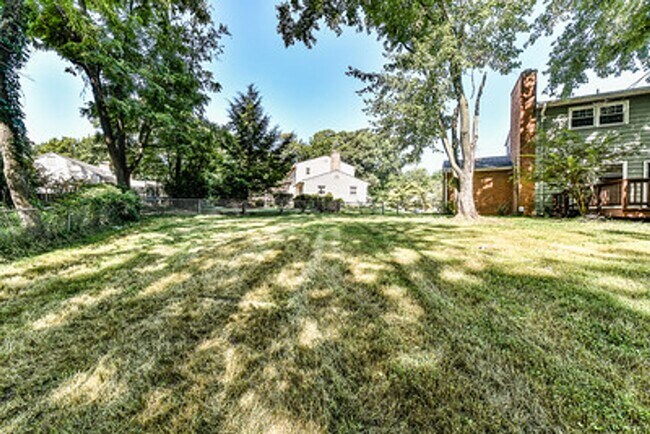 Building Photo - Spacious 4 Bed 2/2 Bath Home with Park-Lik...