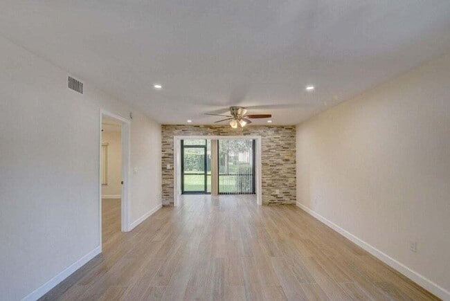 Building Photo - 400 Club Cir