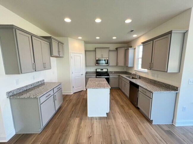 Building Photo - LIKE NEW 4 Bedroom Home w/ Ground Floor Bedroom