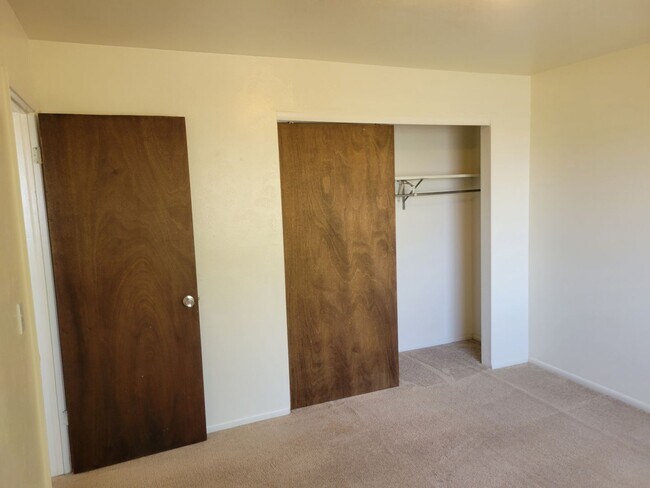 Building Photo - 4 Bed Home Available Now!