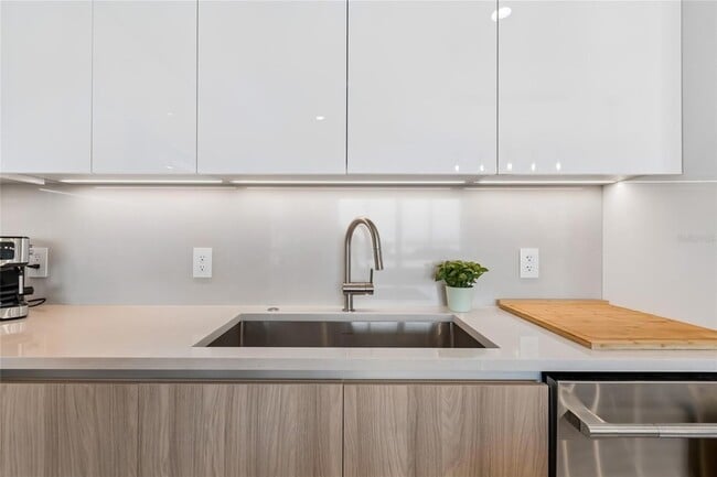 Building Photo - 400 Central Ave