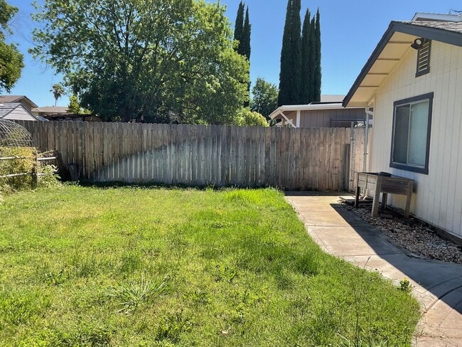 Building Photo - Chico 3 bed 2 bath home for rent, convenient location, neighborhood setting Garage, back yard