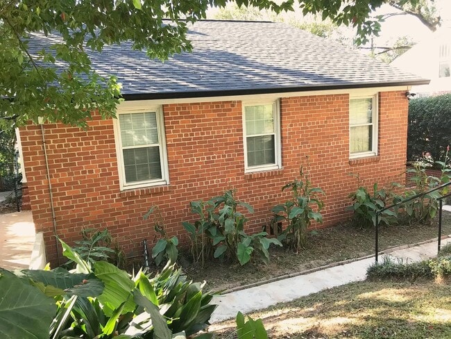 Building Photo - 611 Gunter St
