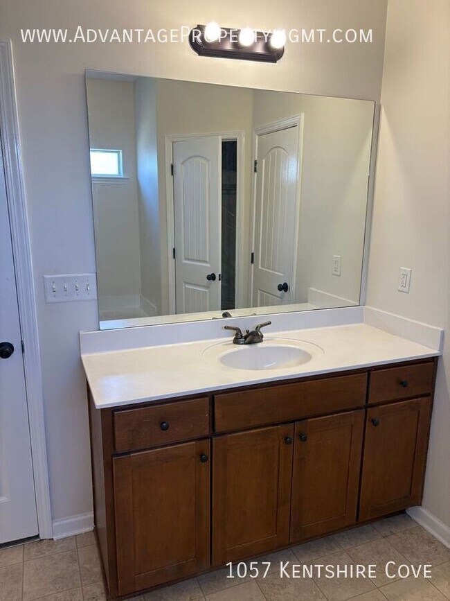 Building Photo - 1057 Kentshire Cove