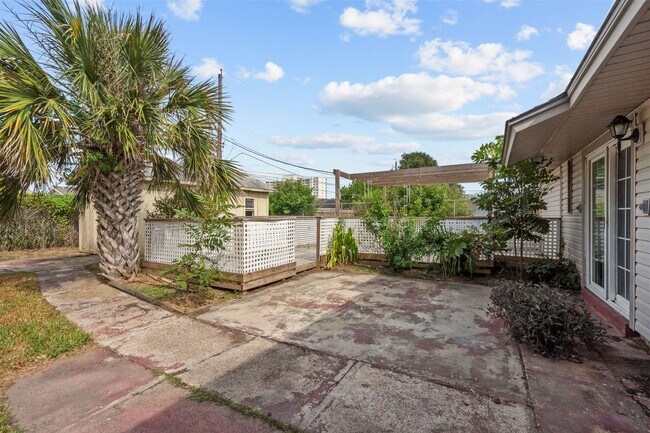 Building Photo - Great 3 Bedroom close to the Beach!