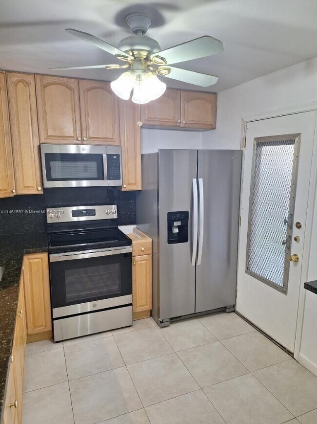 Building Photo - 501 NE 14th Ave