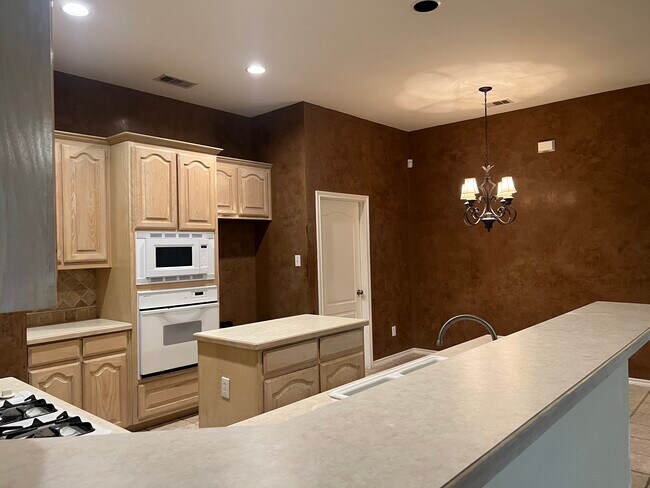 Building Photo - 1400 Lyra Ln