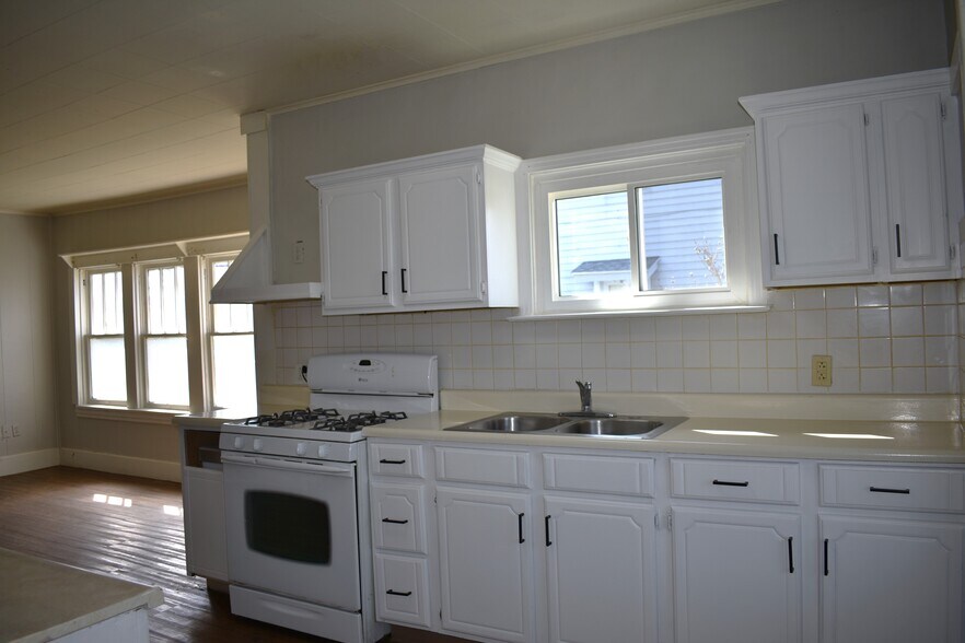 Kitchen - 2005 McLean St