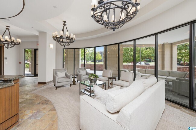 Building Photo - 2600 Highland Ave