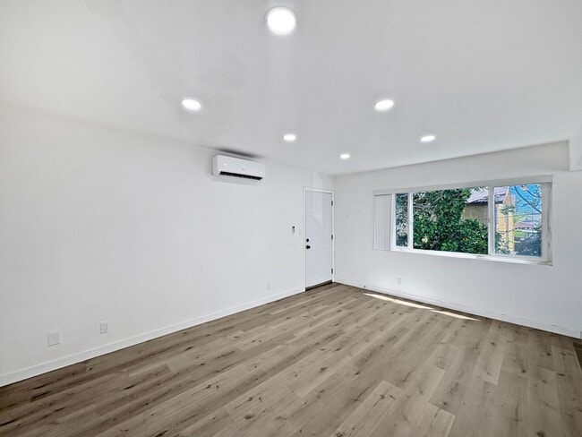 Building Photo - Bright & Modern 2B/1BA Upstairs Unit in th...
