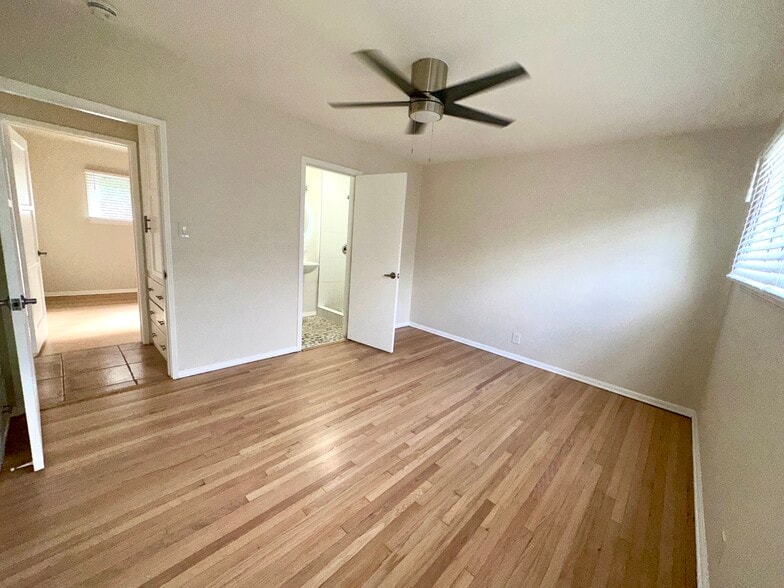 Master with en-suite bathroom - 1033 Pearl St