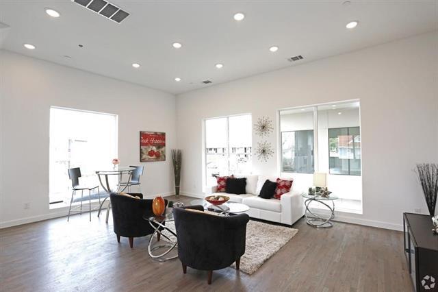 Building Photo - 5002 San Jacinto St