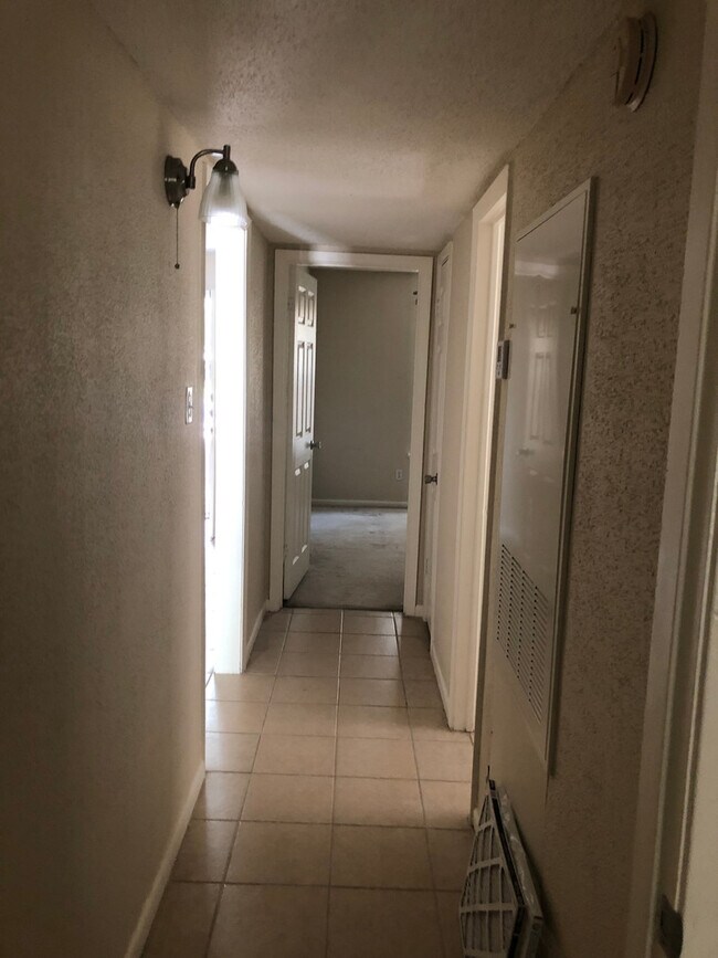 Building Photo - College Station - 2 bedroom 1 bath Duplex