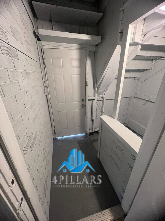 Building Photo - 1311 E Columbus Dr