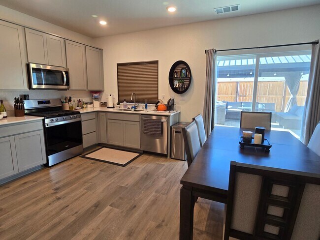 Building Photo - Newer 2 story home in Stonebrook Village- ...