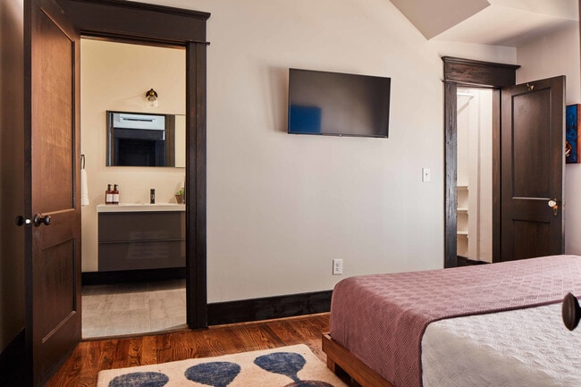 Building Photo - 1623 11th Pl S