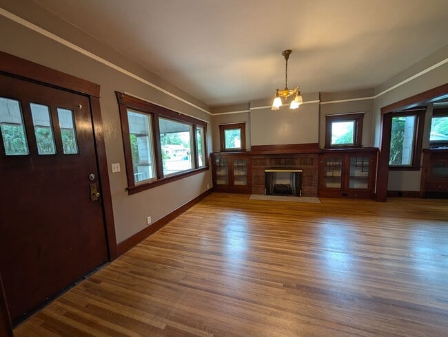 Building Photo - 4 Bedroom 2 Bath Pet-Friendly Normal Hill House