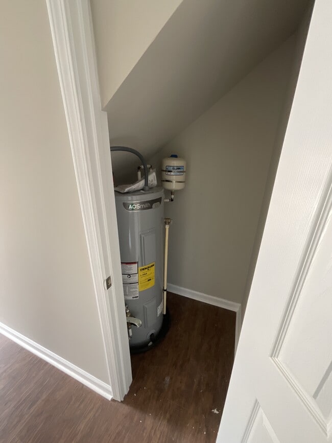 Building Photo - 1015 W C St