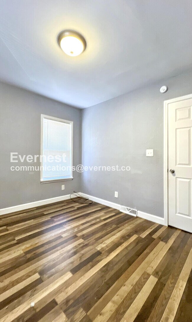 Building Photo - 1402 E 65th St