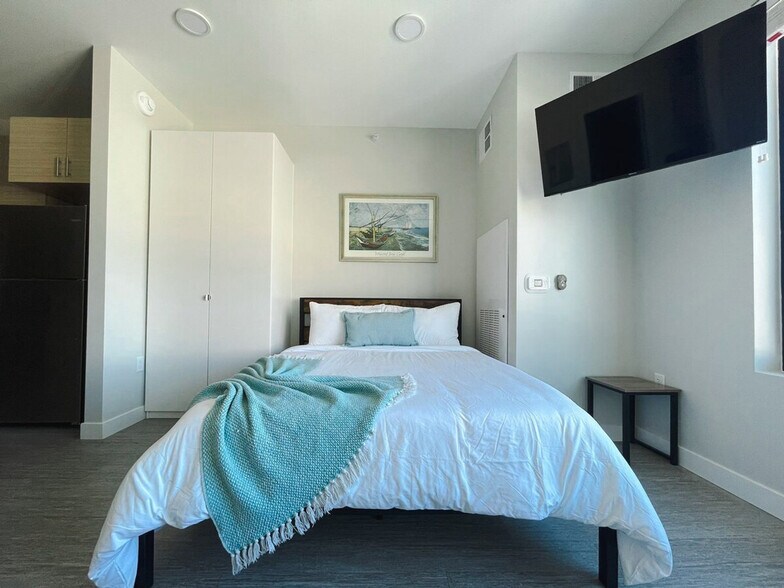 Building Photo - 2530 University Ave