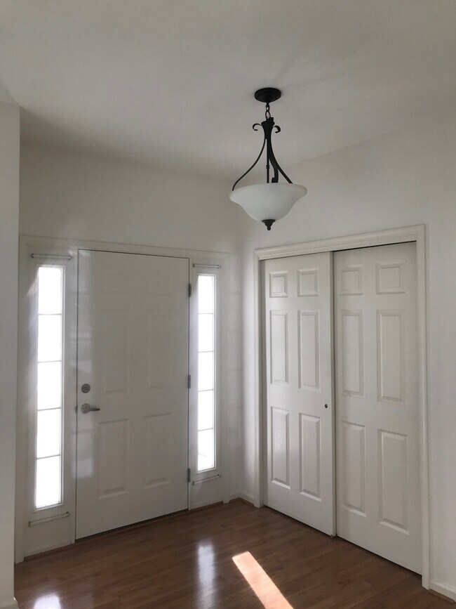 Foyer - 12 Sunset Ln