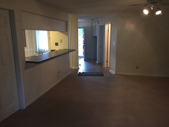 Building Photo - Beautiful Condo close to the oceanfront!!