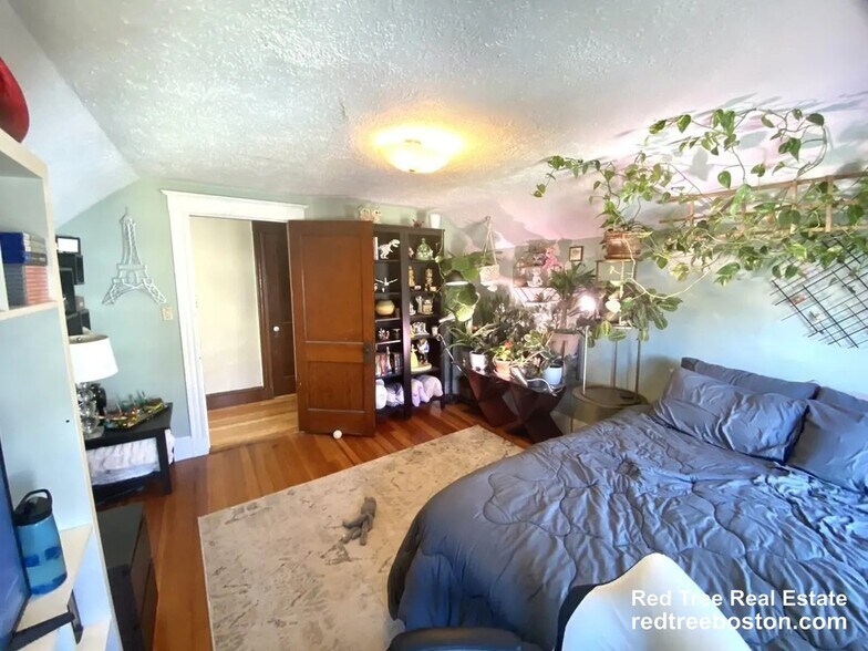 Building Photo - 92 Hobart St