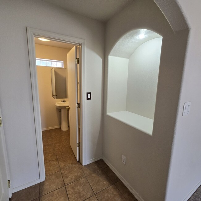 Building Photo - NW Albuquerque Town Home