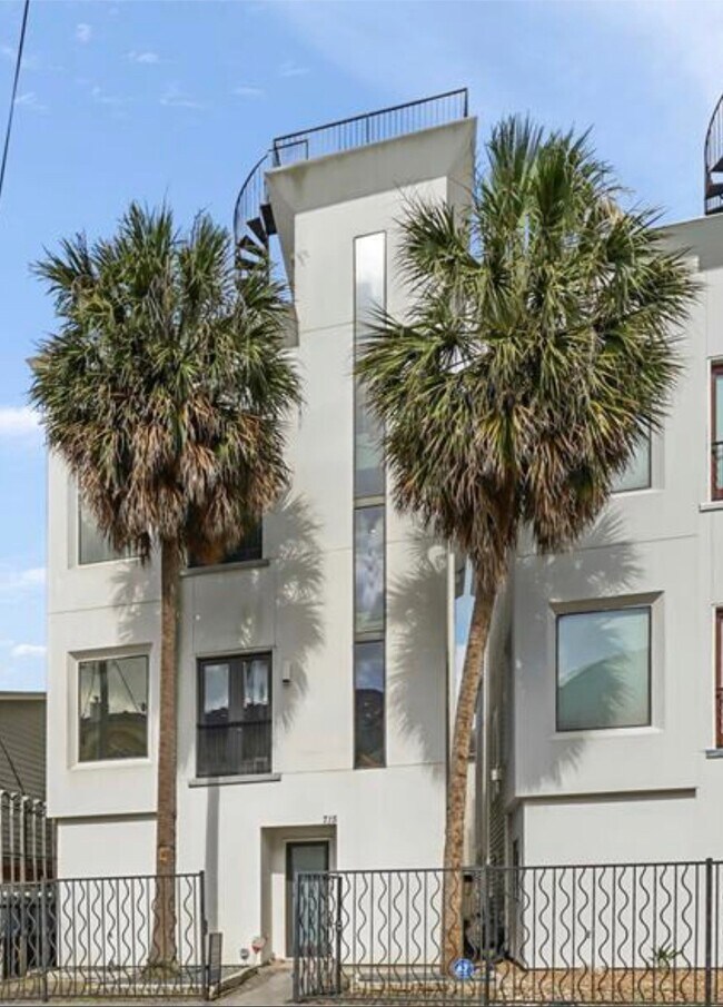 Building Photo - 715 Reinicke St
