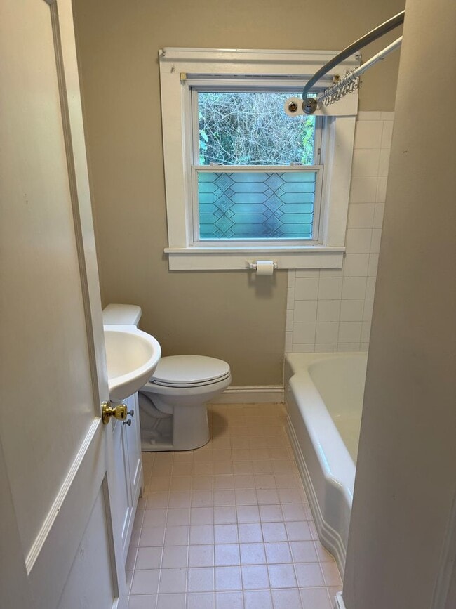 Building Photo - 2 Bedroom Salisbury Home