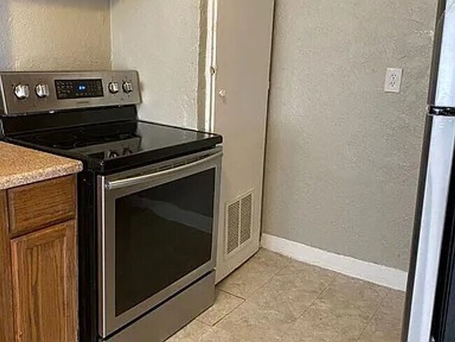Building Photo - Charming 1 Bed Near Plaza District | Historic Character + Secure Entry
