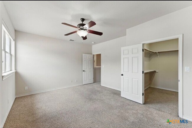 Building Photo - 976 Parkview Dr