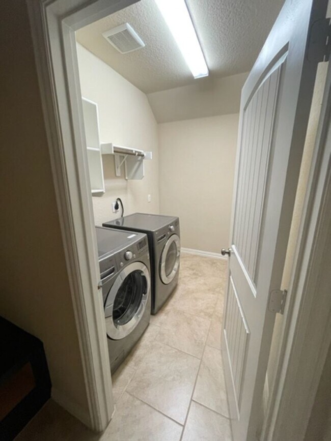 Building Photo - Beautiful 4-Bed Single-Story Home in Desirable Potranco