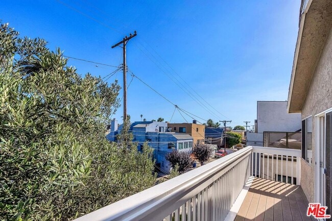 Building Photo - 466 S Venice Blvd