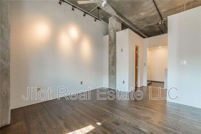 Building Photo - 3235 Roswell Rd NE