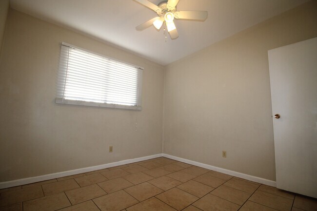 Middle Bedroom -2 - 1110 E Broadmor Dr