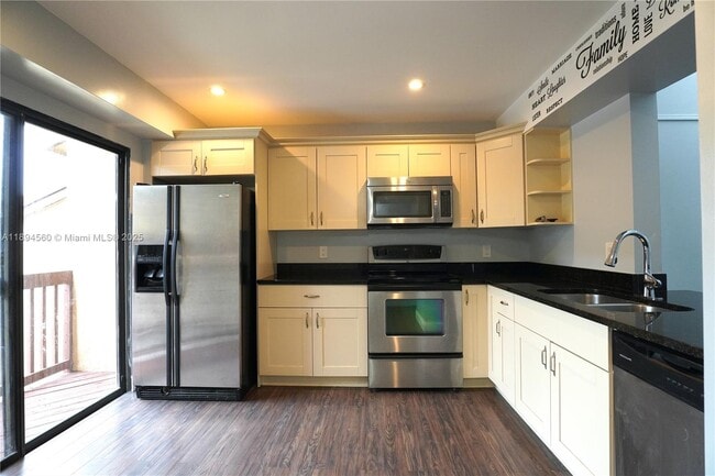 Building Photo - 410 Lakeview Dr E