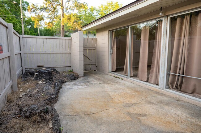 Building Photo - 2241 W Pensacola St