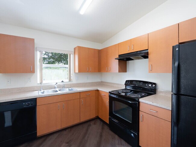 Building Photo - "Freshly Painted 3-Bed  with 2 Baths Home ...