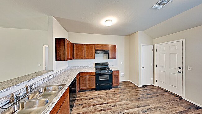 Building Photo - *MOVE IN SPECIAL: 2nd Month's Rent FREE, C...