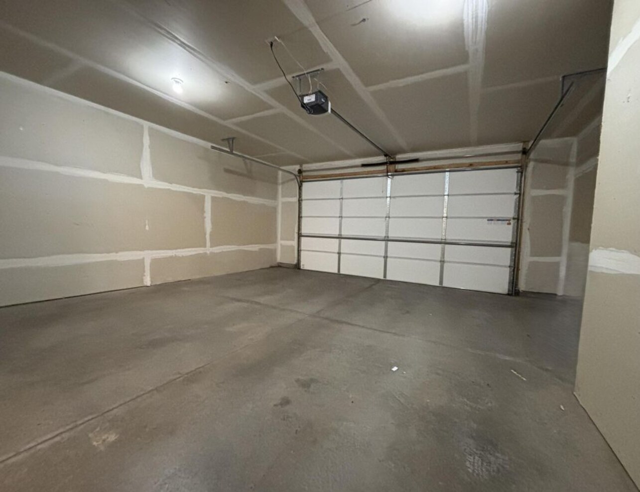 Building Photo - 423 E Cheyenne St