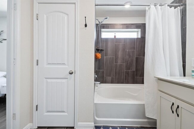 Building Photo - 2204 Land Grant Wy