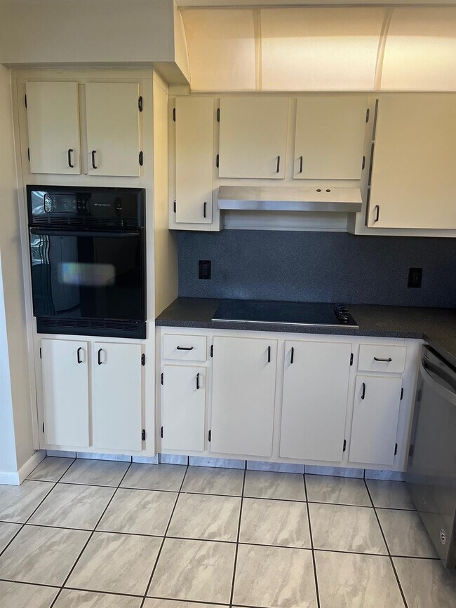 Building Photo - 16441 Blatt Blvd