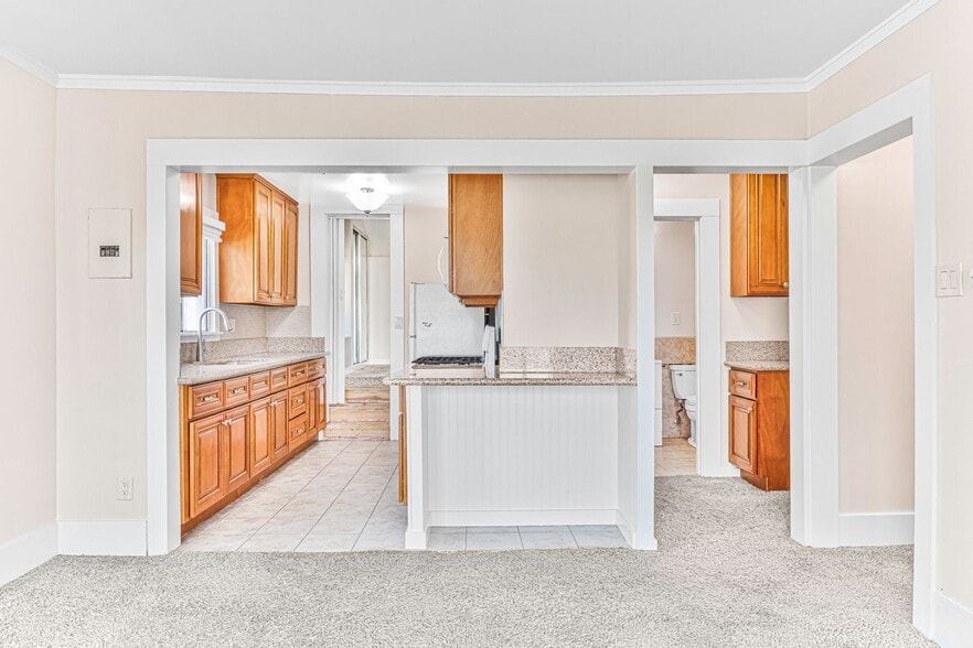 Building Photo - 1460 Gaviota Ave