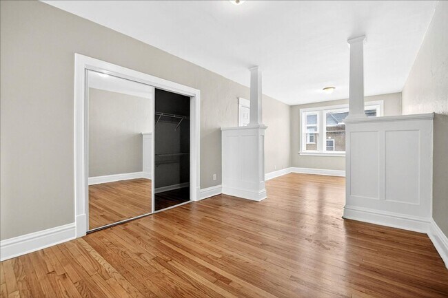 Building Photo - Stu-Stu-Studio!